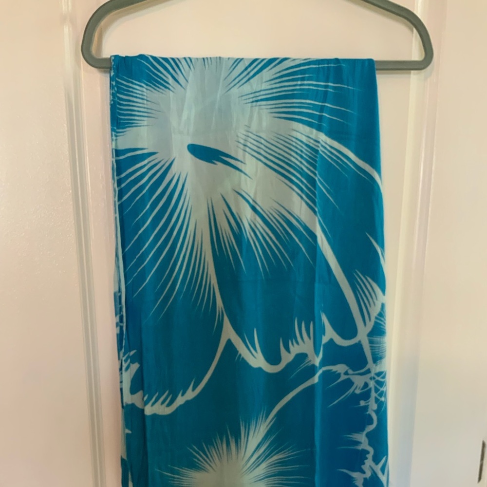 Sarong Blue & White - Picture 2 of 6